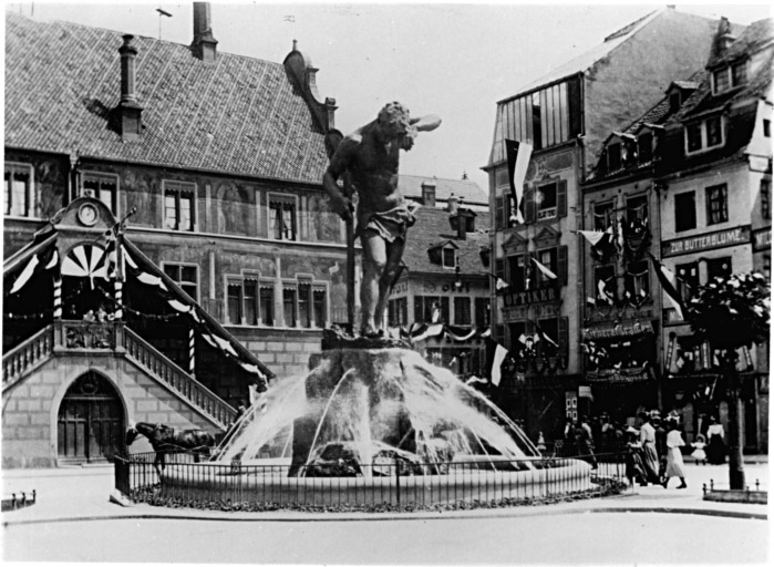 Vue ancienne de la fontaine Schweissdissi (monument au travail).