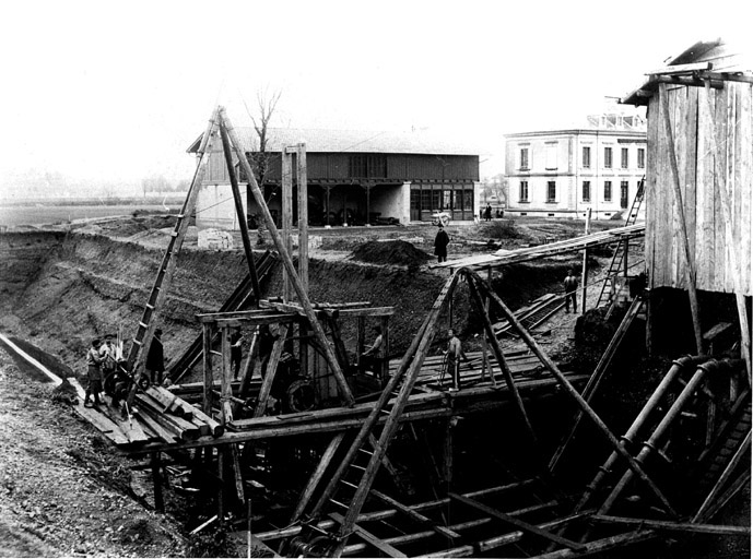 Vue ancienne creusement du puits principal pour la prise d'eau du Hirtzbach. Au fond, le hangar et la maison de service.