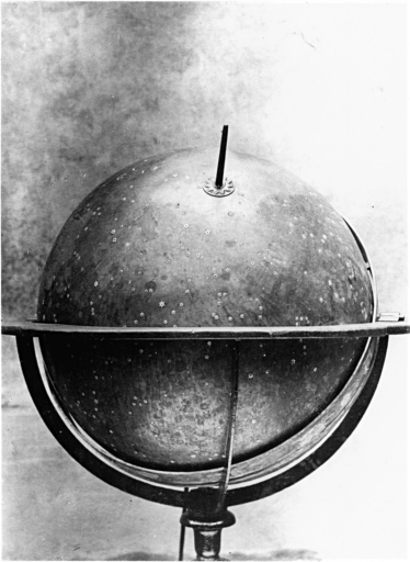 Détail : globe de la colonne.