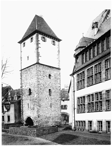 Vue ancienne de la tour Nessel restaurée.