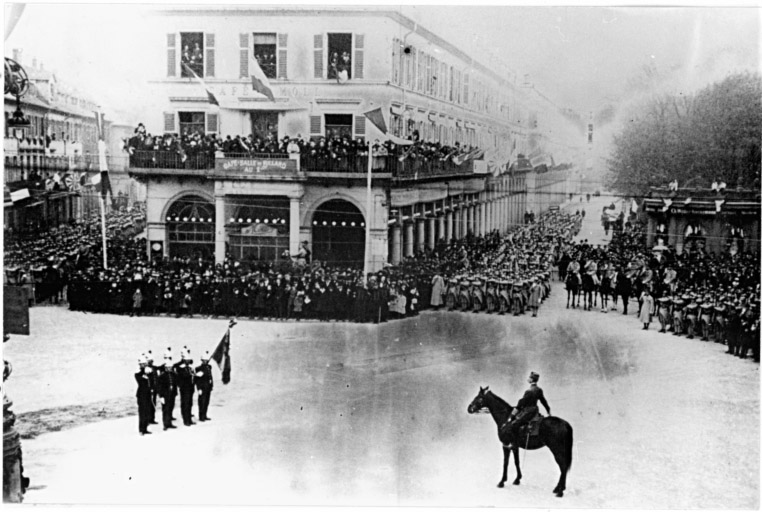 Vue ancienne de la cérémonie du 11 novembre 1920, devant la place de la République.