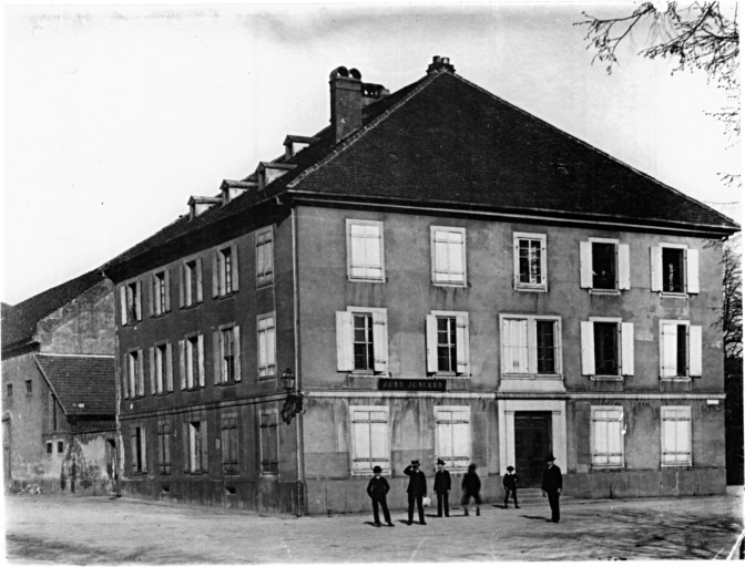 Vue ancienne de l'ancien entrepôt de la douane qui fit place à l'hôtel des postes vers 1879.