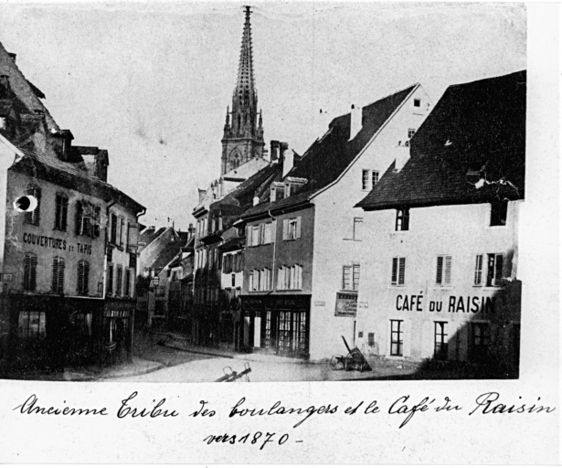 Vue ancienne de la rue des Tanneurs, avec l'ancienne tribu des boulangers et le café des Raisins.