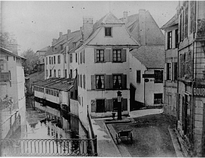 Vue ancienne de la rue des Franciscains, depuis la rue de l'Arsenal.