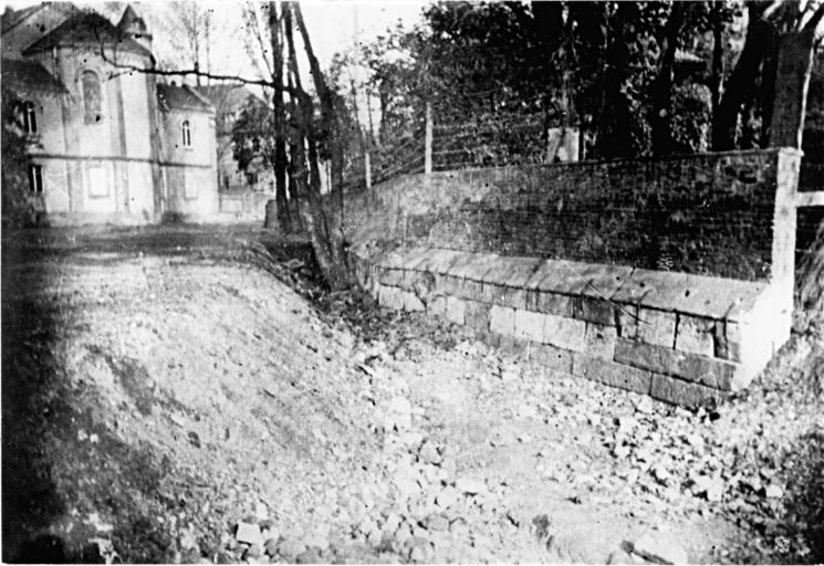 Clinique de la congrégation des soeurs de Niederbronn, 1 rue du Bourg. Vue ancienne de la chapelle et du Tranekbach en train d'être comblé.