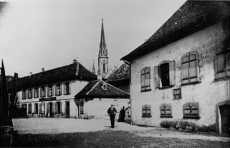 Vue ancienne de la maison de 1777 détruite (à droite).