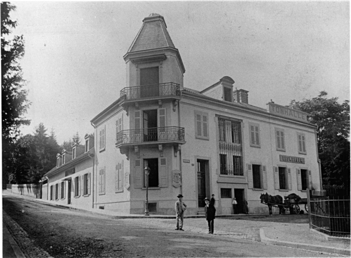 Vue ancienne du café et de la salle de concert, boulevard Gambetta.