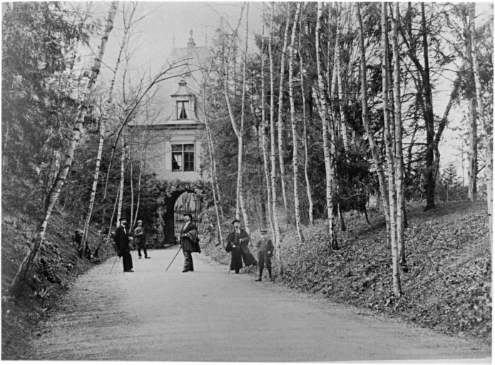 Vue ancienne du pavillon d'entrée, depuis le parc.