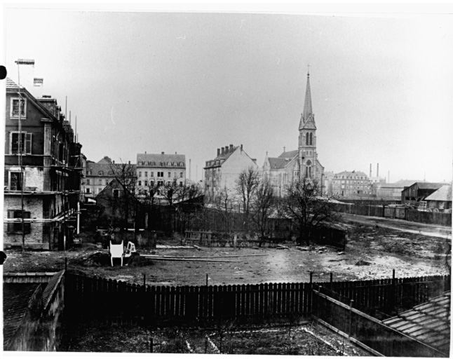 Vue ancienne de la place devant le temple.