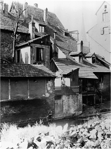 Vue ancienne des canaux : les remparts, quai de la Sinne.