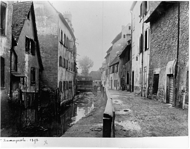 Vue ancienne des canaux : le Traenkbach, impasse du Rempart (emplacement de la Chambre des Métiers rue de Metz).