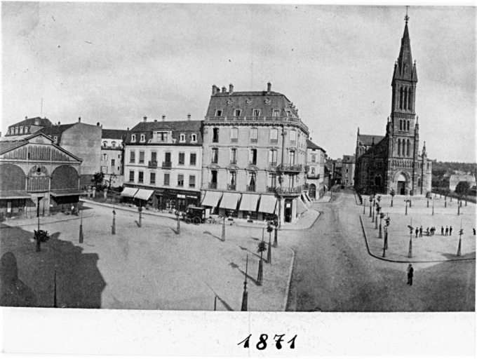 Vue ancienne de la place de la Paix avec les Halles et l'église Sainte Etienne.