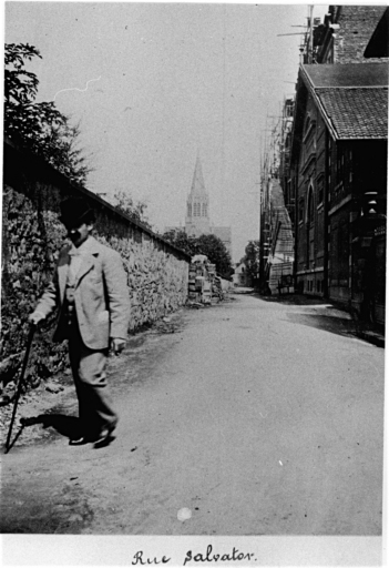 Vue ancienne de la rue Salvator, les établissements Cusenier à droite.