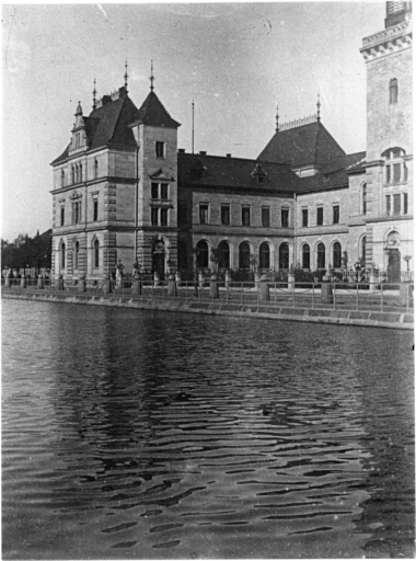 Vue ancienne de la poste détruite, façade sur le vieux bassin.