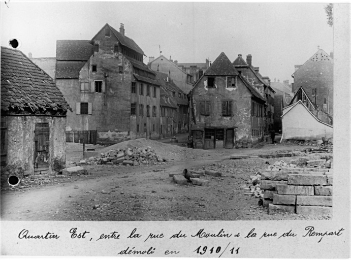 Vue ancienne du quartier est entre la rue du Moulin et la rue du Rempart, démoli en 1910/11, avec le moulin Bleulat.