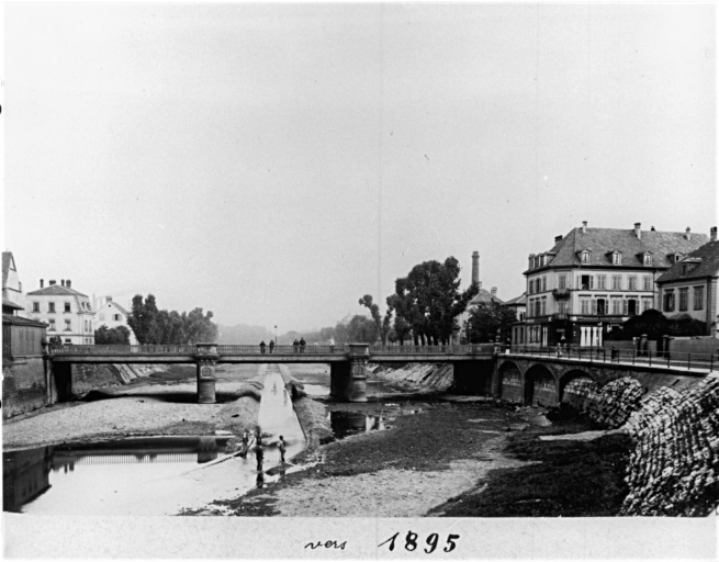 Vue ancienne du canal de décharge.