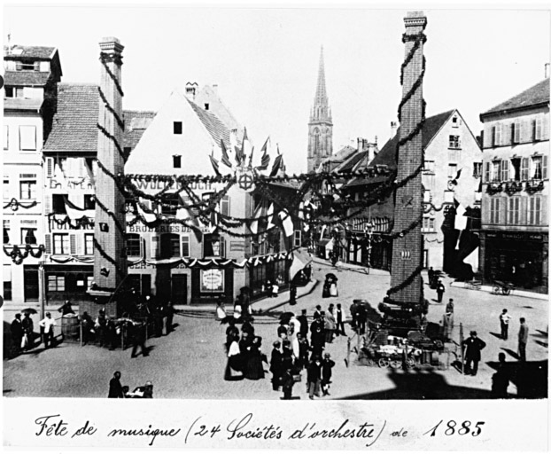 Vue ancienne de la place de la Concorde vers la rue des Tanneurs, lors de la fête de la musique de 1885.