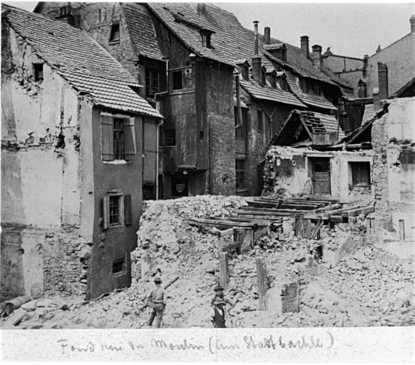 Vue ancienne de la démolition du quartier est. Au fond : la rue du Moulin.