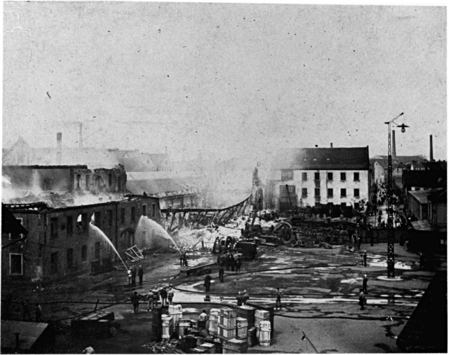 Vue ancienne de l'incendie à la S.A.C.M le 4 mai 1899.