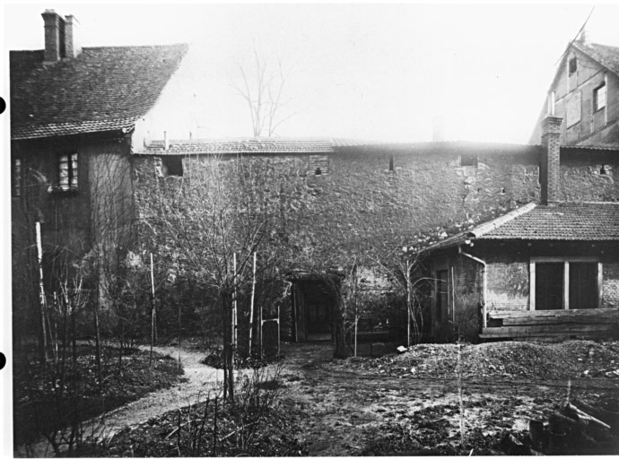 Vue de l'ancien rempart, cour des chaînes, en 1909.