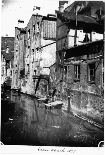 Vue ancienne des canaux : le Traenkbach à la porte du Miroir.