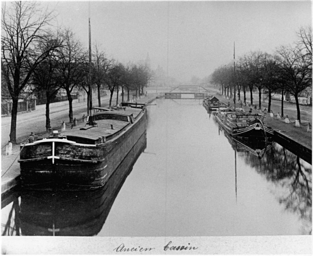 Vue ancienne du canal du Rhône : vue vers la poste.