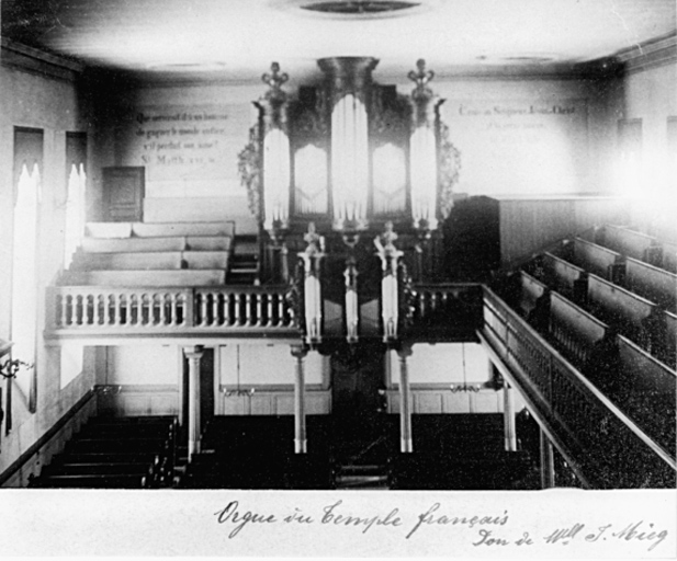 Vue ancienne de l'orgue à son emplacement sur la tribune, au début du 20e siècle.