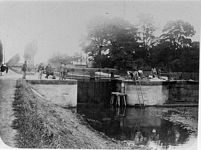 Vue ancienne du canal du Rhône au Rhin.