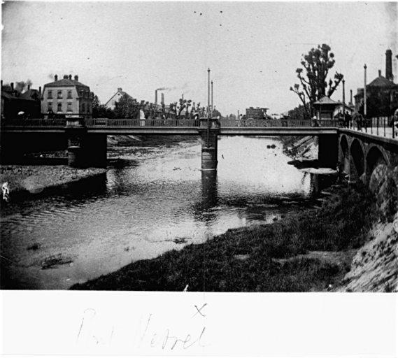 Vue ancienne du pont Nessel su le canal de décharge.