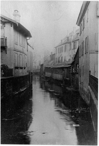 Vue ancienne des canaux : le Traenkbach à la porte Haute.