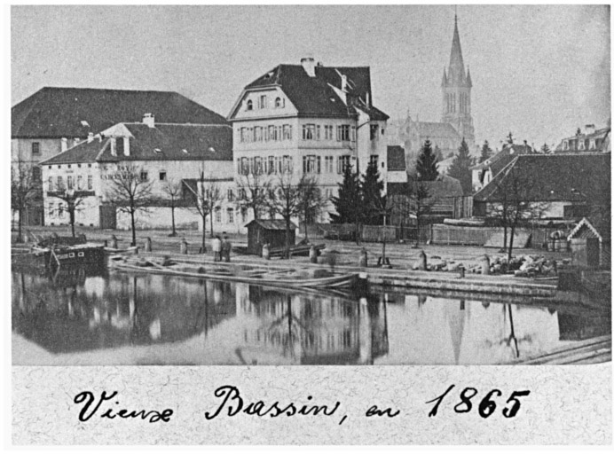 Vue ancienne du vieux bassin du canal du Rhône au Rhin (chambre du commerce à l'extrémité gauche).