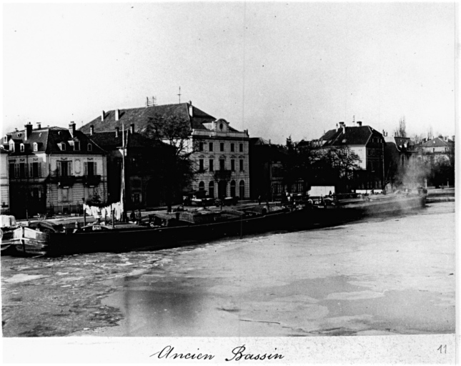 Vue ancienne du vieux bassin du canal du Rhône au Rhin avec la chambre du commerce.