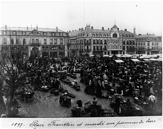 Vue ancienne de la place Franklin pendant le marché aux pommes de terre.