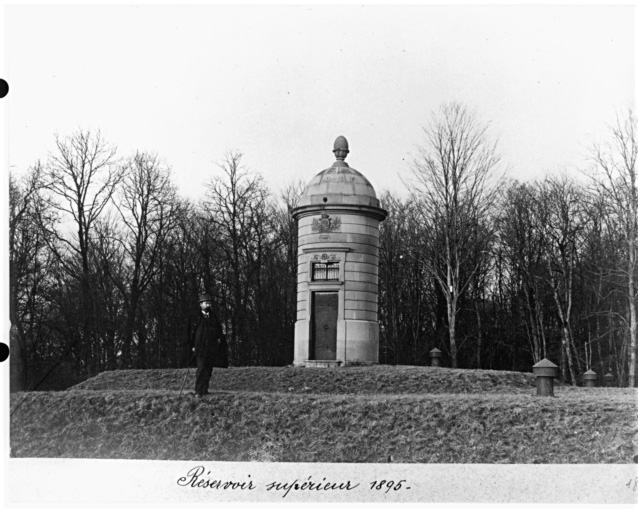 Vue ancienne du réservoir supérieur, tourelle d'escalier.