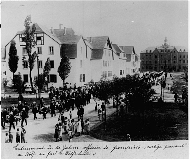 Vue de la cité ouvrière du Wolf lors de l'enterrement de M. Zahm, officier des pompiers.