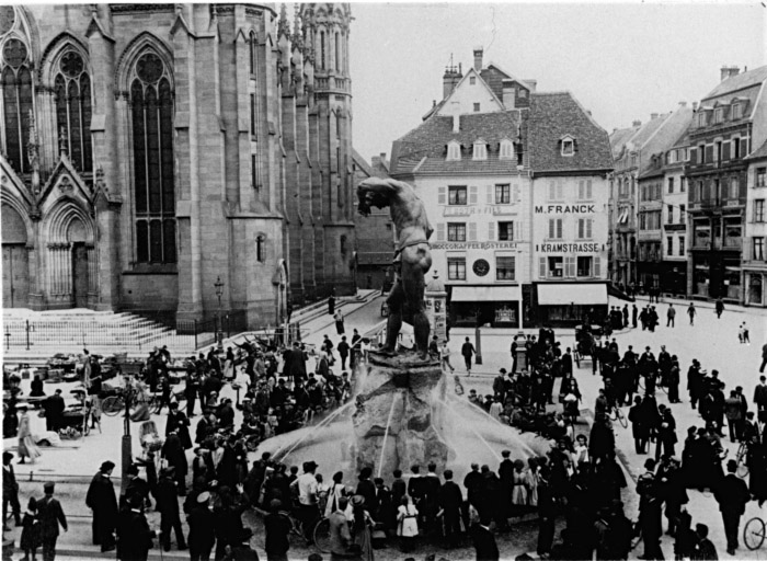 Vue ancienne de la pose du monument du travail place de la Réunion le 16 avril 1906.