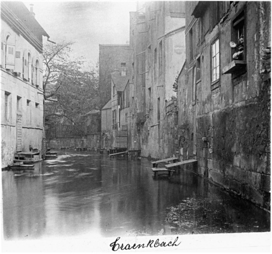 Vue ancienne des canaux : le Traenkbach à la porte du Miroir.