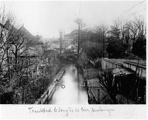 Vue ancienne des canaux : le Traenkbach le long de la cour teutonique.