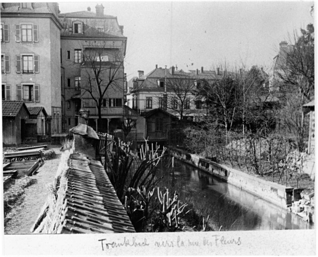 Vue ancienne des canaux : le Traenkbach vers la cour des Fleurs.