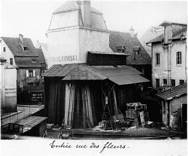 Vue ancienne de l'entrée rue des fleurs (sortie de la cour teutonique).