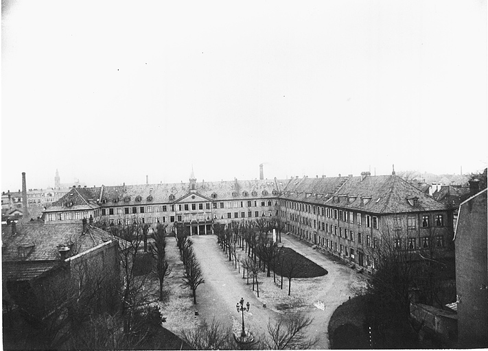 Vue ancienne de l'hôpital avant les travaux de démolition.