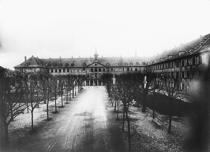 Vue ancienne de l'hôpital avant les travaux de démolition.