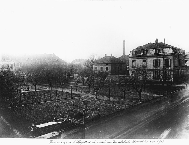 Vue ancienne de l'arrière de l'hôpital et maisons des aliénés démolies en 1912 : vue depuis la rue Engel-Dollfus.