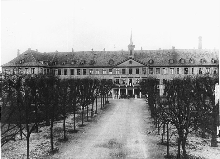 Vue ancienne de l'hôpital avant les travaux de démolition.