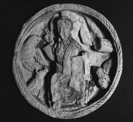 Musée historique de Hagueneau. Relief roman du milieu du 12e siècle ornant vraisemblablement le linteau d'un portail d'église. Christ en majesté entouré des symboles des quatre évangélistes.