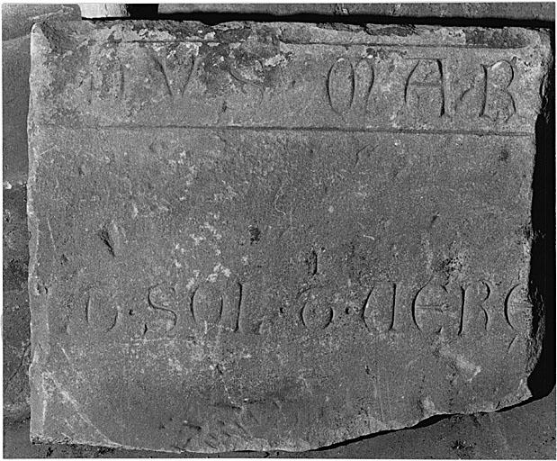 Détail du plus grand fragment de la dalle funéraire 2L.