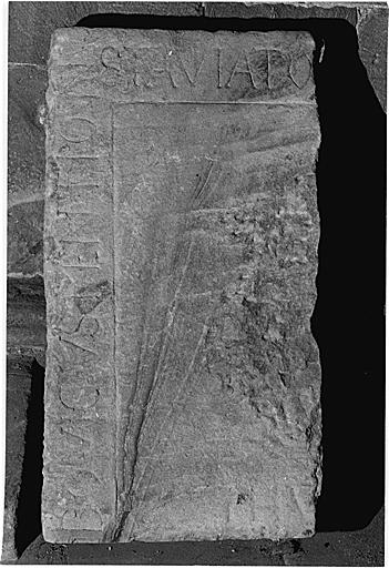 Fragment de la dalle funéraire 5L, du chanoine Jean Louis Mention.