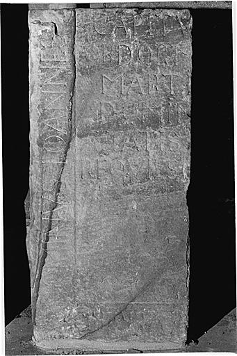 Fragment de la dalle funéraire 5L, du chanoine Jean Louis Mention.