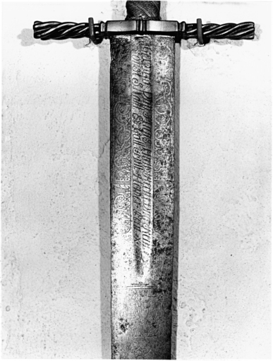 Détail de l'inscription et allégorie de la Justice (à l'envers).