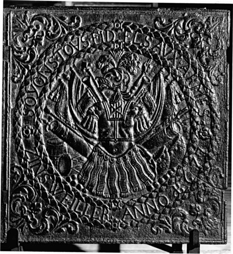 Plaque de poêle : trophée d'_armes